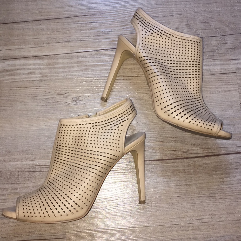Perforated blush pink pumps. Ann Taylor. Size 8.5